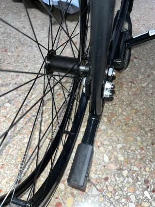 Silla de ruedas negra plegable