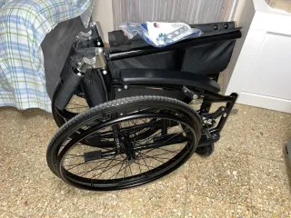 Silla de ruedas negra plegable