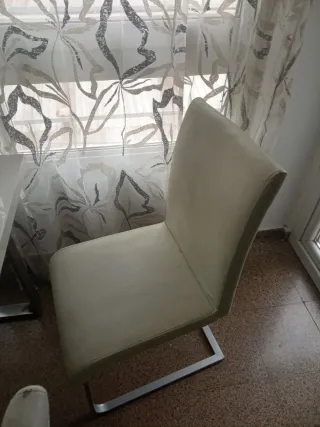 Mesa comedor lacada blanca + 4 sillas regalo