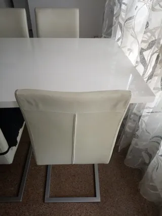 Mesa comedor lacada blanca + 4 sillas regalo