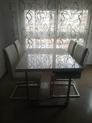 Mesa comedor lacada blanca + 4 sillas regalo