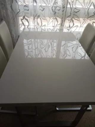 Mesa comedor lacada blanca + 4 sillas regalo