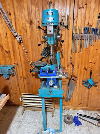 Taladro de banco azul