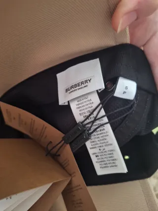 Gorra Burberry Beige y Negra