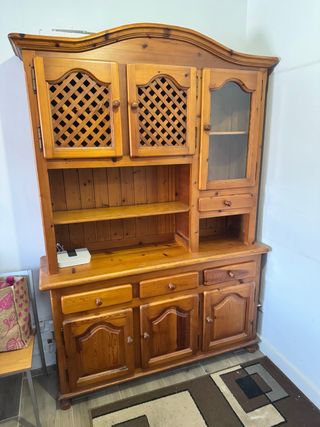 Mueble de madera con vitrina