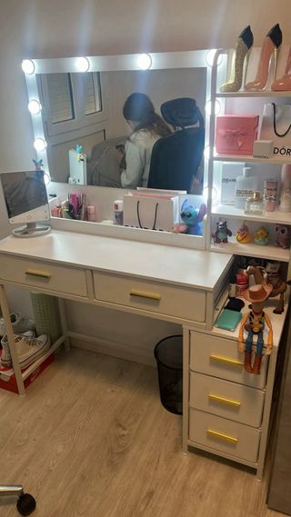 TOCADOR DE MAQUILLAJE + INSTALACIÓN