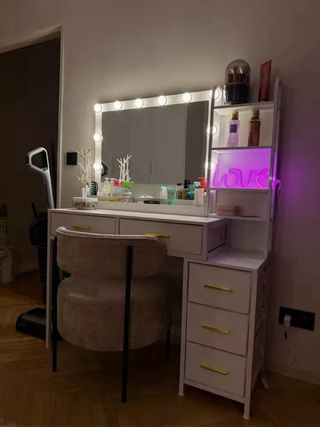 TOCADOR DE MAQUILLAJE + INSTALACIÓN