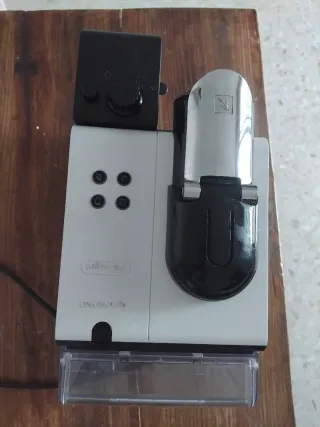 Cafetera Nespresso Blanca y Negra