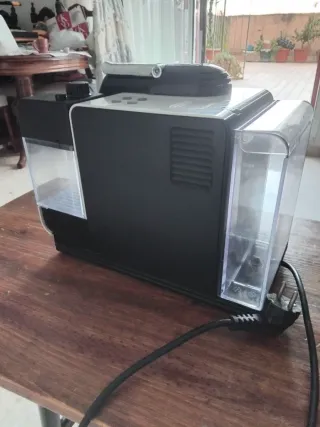 Cafetera Nespresso Blanca y Negra