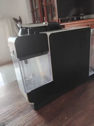 Cafetera Nespresso Blanca y Negra