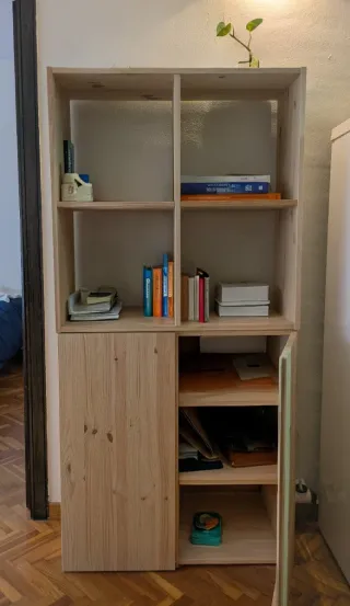 Mueble de almacenaje de madera de pino