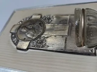 Vieja benditera de vidrio con placa plateada