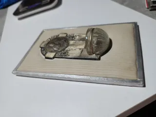 Vieja benditera de vidrio con placa plateada