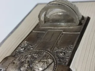 Vieja benditera de vidrio con placa plateada