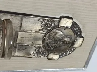 Vieja benditera de vidrio con placa plateada