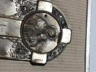 Vieja benditera de vidrio con placa plateada