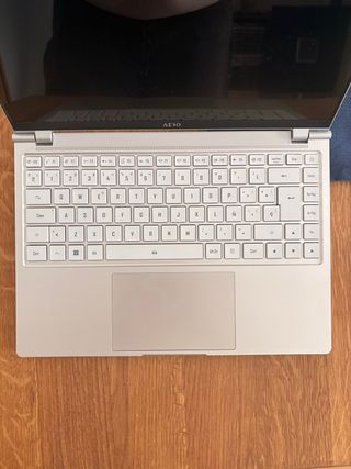 Portátil Gigabyte Aero 14 OLED