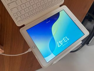 iPad 8ª Gen Plata + Funda con teclado + lápiz