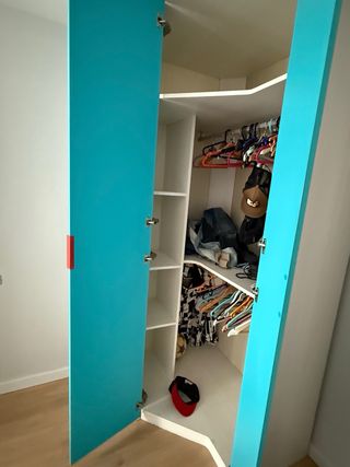 Armario esquinero madera blanco y azul