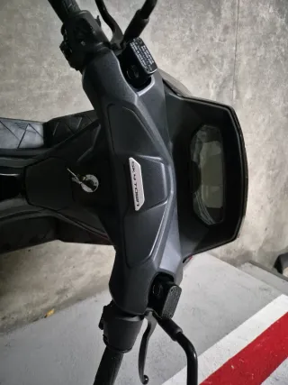 Moto Kymco Scooter Negra