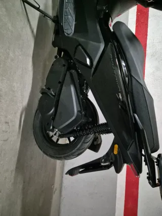 Moto Kymco Scooter Negra