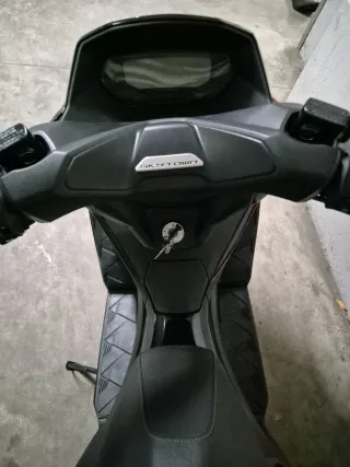 Moto Kymco Scooter Negra