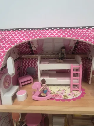 Casita de muñecas de madera