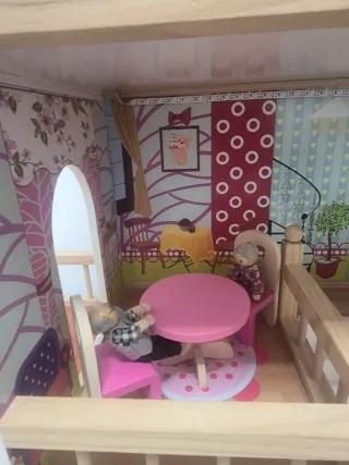 Casita de muñecas de madera