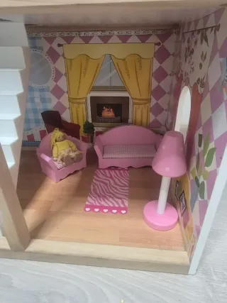 Casita de muñecas de madera