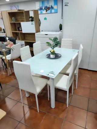 Oferta!!! Mesa de comedor con 6 sillas blancas