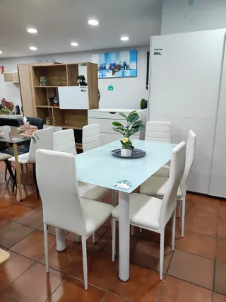 Oferta!!! Mesa de comedor con 6 sillas blancas