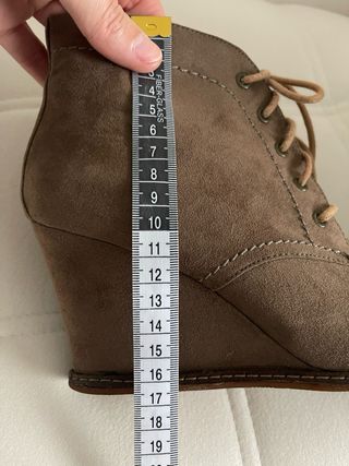 Botines de ante beige y marrón