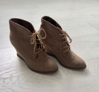 Botines de ante beige y marrón