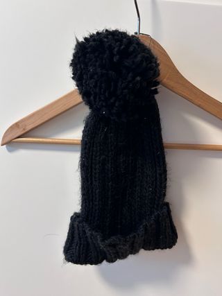 Gorro de lana negro con pompón