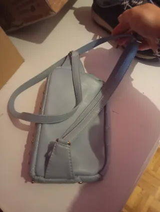 Riñonera azul claro con tachuelas