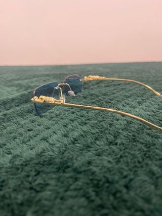 Gafas de sol doradas y azules