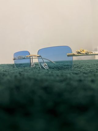 Gafas de sol doradas y azules