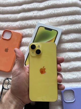 iPhone 14 amarillo y dorado con 4 fundas