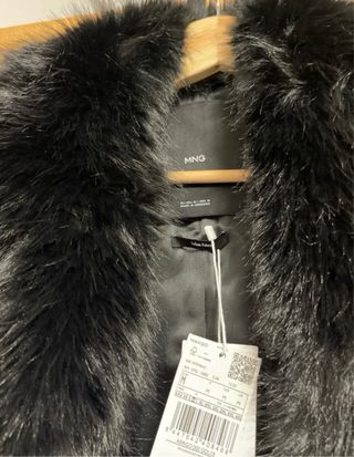 Abrigo Negro Mango con Cuello Pelo