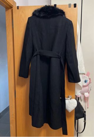 Abrigo Negro Mango con Cuello Pelo