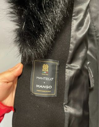 Abrigo Negro Mango con Cuello Pelo