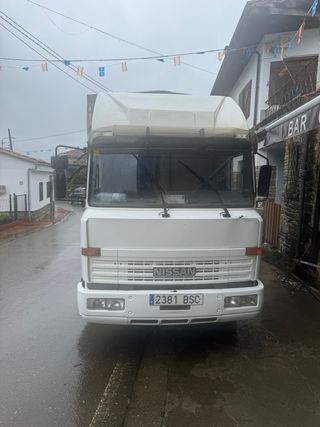 Camión Nissan Ganadero