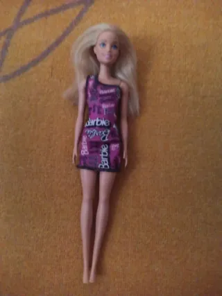 Muñeca Barbie con vestido rosa