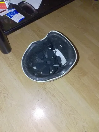 Casco de bicicleta plateado