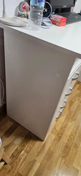 Mesa de estudio blanca y gris