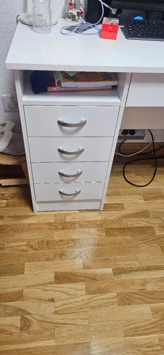 Mesa de estudio blanca y gris