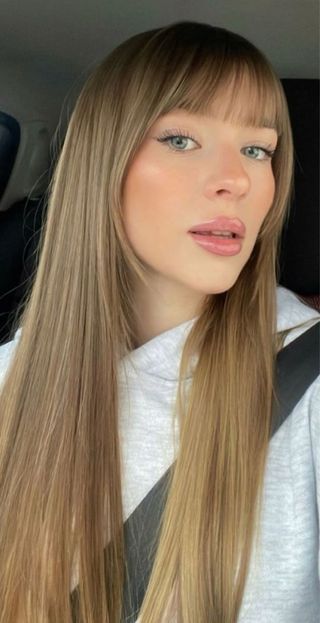 Preciosa Peluca castaña y rubia con flequillo