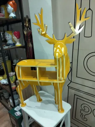 Figura ciervo madera amarilla