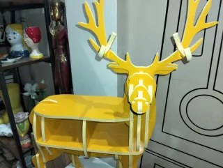 Figura ciervo madera amarilla