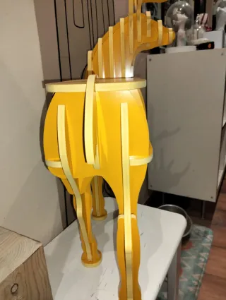 Figura ciervo madera amarilla